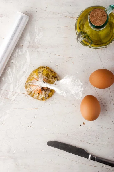 Сырое яйцо с травами в прозрачном пакете — стоковое фото
