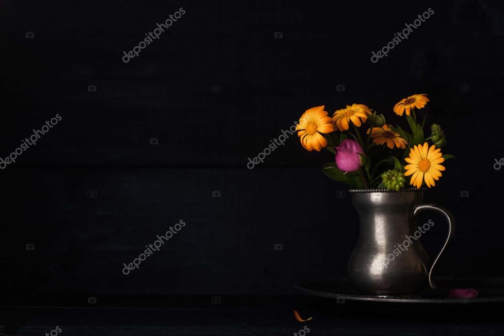 Flores caídas fotos de stock, imágenes de Flores caídas sin royalties | Depositphotos Flores caídas fotos de stock, imágenes de Flores caídas sin royalties | Depositphotos
