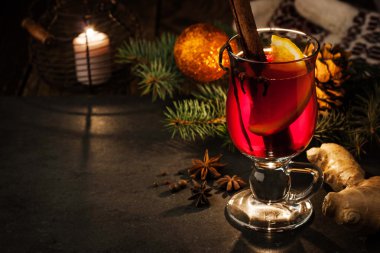 Baharatlar ve Noel dekorasyonu yatay mulled şarap