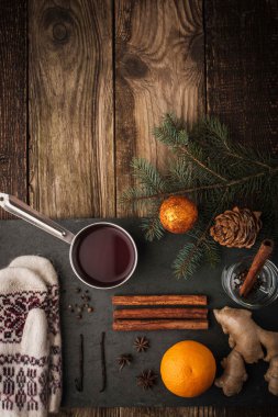 Hazırlık için mulled şarap dikey ayarla