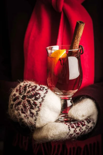 Glühwein in den Händen in Strickhandschuhen — Stockfoto