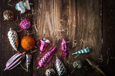Noel ağacı dekorasyonları ahşap tahta üstte görüntülemek