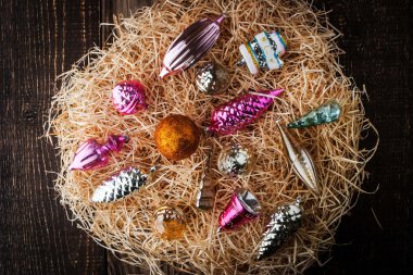 Noel ağacı dekorasyonları ahşap talaş üzerinde