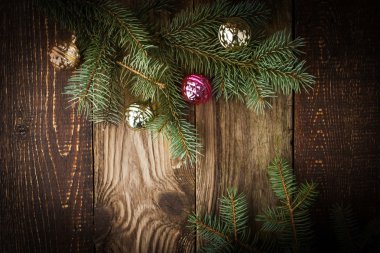 Köknar ağacı ahşap tahta üzerinde Noel süslemeleri ile