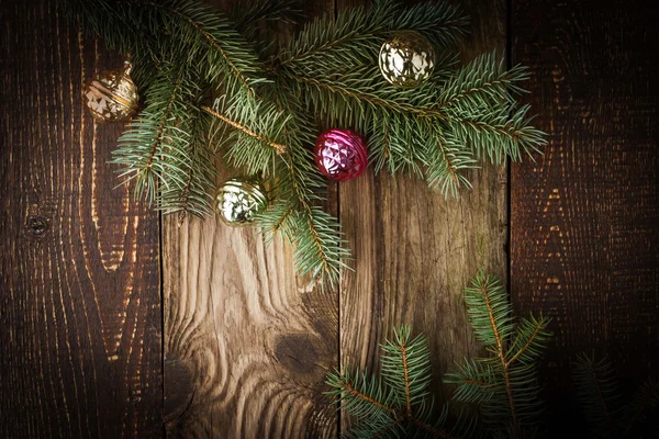 Árvore de abeto com decorações de Natal na placa de madeira — Fotografia de Stock