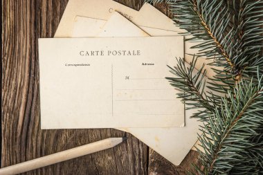 Kartpostal köknar ağacı ve ahşap masa üzerinde kalem ile