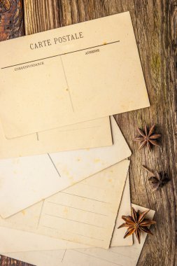 Kartpostal Dikey ahşap masa üzerinde yıldız anason ile