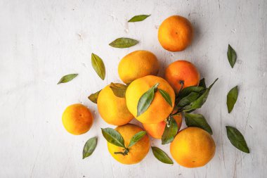 Mandalina Beyaz ahşap masa yapraklarda ile