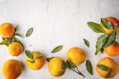 Mandalina Beyaz ahşap masa yatay üzerinde