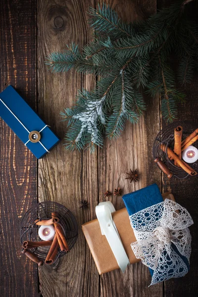 Presentes com abeto, temperos e velas verticais — Fotografia de Stock