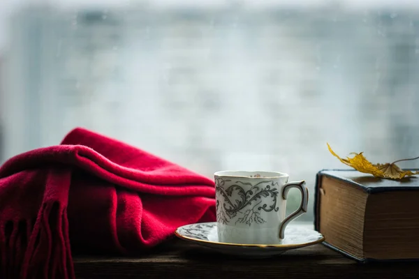 Xícara de café com cachecol e livro velho — Fotografia de Stock