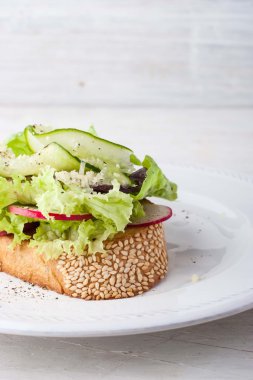 Susam, salata ve sebze dikey beyaz masada ekmek