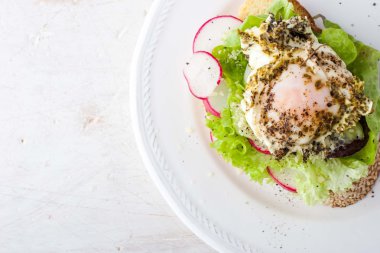 Ekmek salata, sebze ve yumurta en iyi Manzaralı