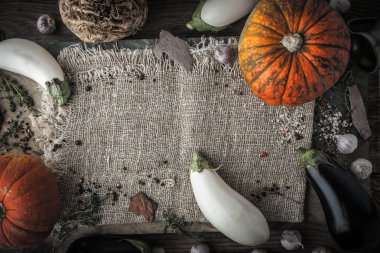 Yatay rustik masada sebze karışımı