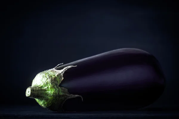 Aubergine op de donkere achtergrond horizontale — Stockfoto