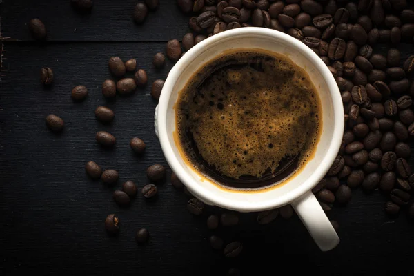 Cup of coffee with coffee beans top view — Stock Photo, Image