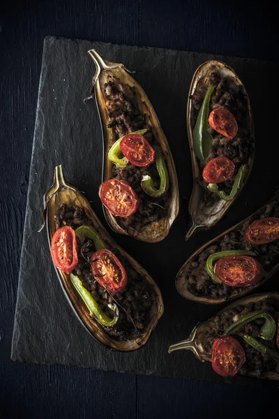 Stuffed eggplants with vegetables on the dark stone top view — Stock Photo, Image