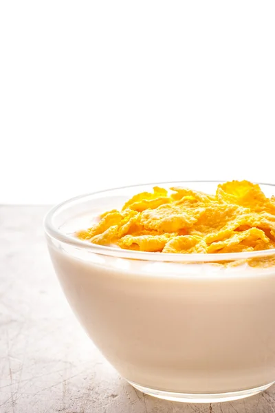 Yogur natural en el recipiente de vidrio con copos de maíz verticales — Foto de Stock