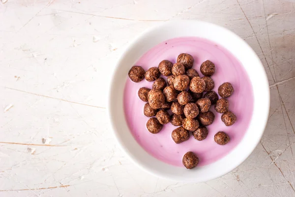 Yogur de fruta con bola de chocolate crujiente en la vista superior del tazón de cerámica — Foto de Stock