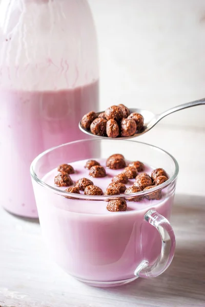 Yogur de frutas con cobertura de chocolate en el tazón de cristal — Foto de Stock