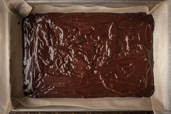 Pâte pour brownie au chocolat sur la plaque de cuisson — Photo