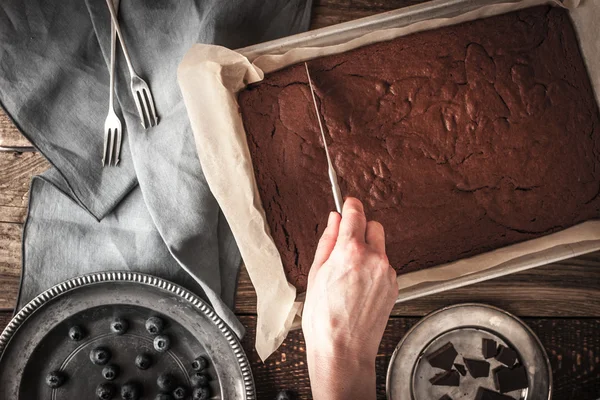 Schneiden von Schokolade Brownie Draufsicht — Stockfoto