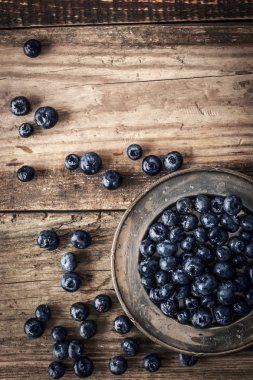 Dikey vintage plaka üzerinde yaban mersini