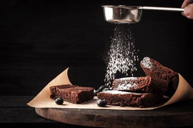 Krema şeker ile Çikolatalı brownie serpme