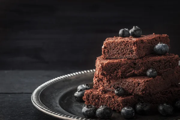 Schokoladenbrownie mit Blaubeere auf dem Vintage-Metallteller — Stockfoto