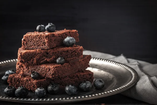 Brownie de chocolate con arándanos en la mesa negra horizontal —  Fotos de Stock