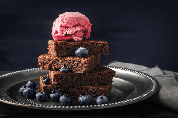 Brownie de chocolate con arándanos y helado en la placa vintage horizontal —  Fotos de Stock