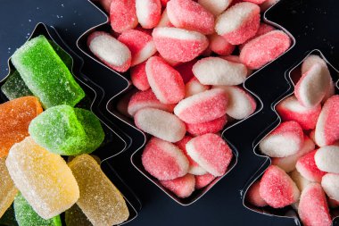 Renkli jöle Noel ağaçları bisküvi yakın çekim için formları