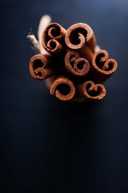 Tarçın koyu arka plan üstten görünüm üzerinde demet