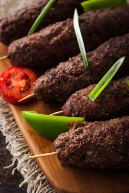 Dikey rustik masada sebzeli kebap