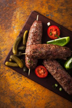 Renkli taş masanın üzerine sebzeli kebap