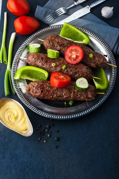 Kebab con verdure sulla piastra metallica vintage verticale — Foto Stock
