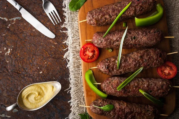 Kebab con verdure sul tavolo rustico vista dall'alto — Foto Stock