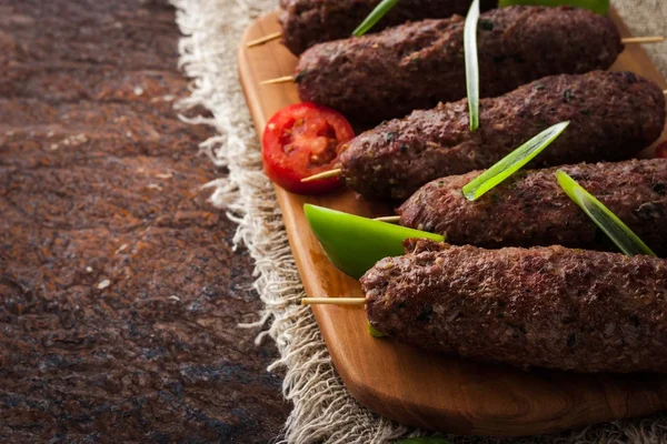 Kebabs con verduras en la mesa rústica horizontal — Foto de Stock