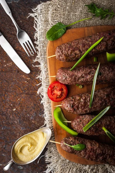 Kebab con verdure sul tavolo rustico — Foto Stock