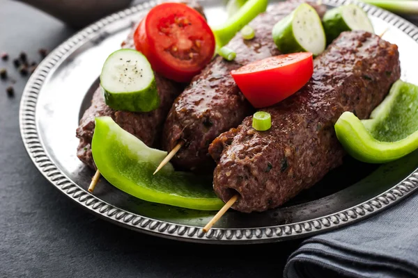 Kebab con verdure sulla piastra metallica vintage orizzontale — Foto Stock