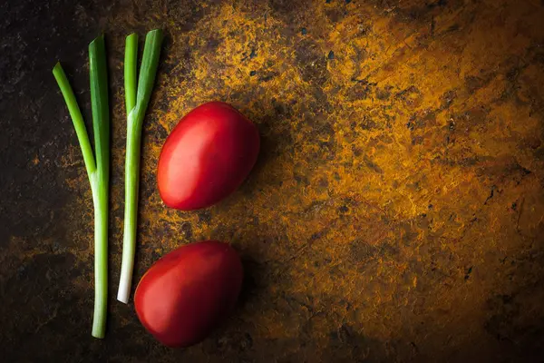 西红柿和葱上五彩石表水平 — 图库照片