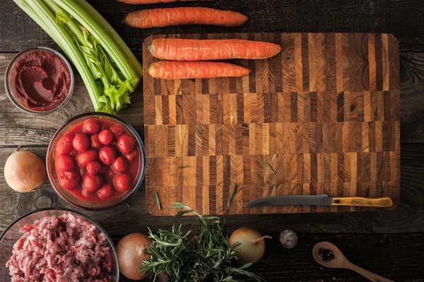 Voedingsmiddelen en nieuwe voedselingrediënten op horizontale houten tafel — Stockfoto