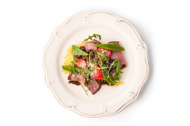 Jambon füme ve beyaz tabak üst bölümünde Roka Salatası