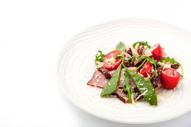Jambon ve Roka Salatası yatay beyaz tabakta füme