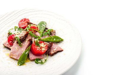 Beyaz arka plan üzerinde füme jambon ve Roka Salatası