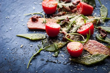 Jambon füme ve karanlık taş yatay Roka Salatası