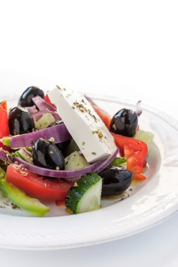 Dikey beyaz zemin üzerine Yunan salatası