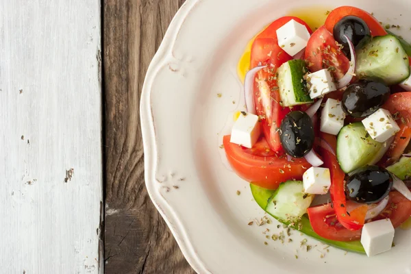 Salată grecească pe masa de lemn vedere de sus — Fotografie, imagine de stoc