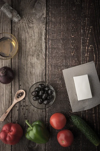 Ingredienti per insalata greca sul tavolo di legno verticale — Foto Stock