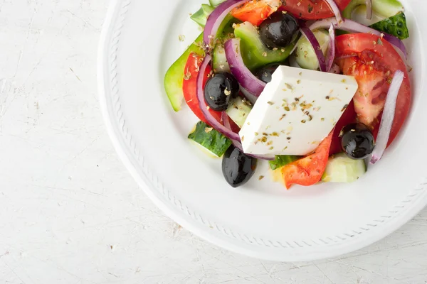 Ensalada griega en la vista superior de la mesa arañada blanca —  Fotos de Stock